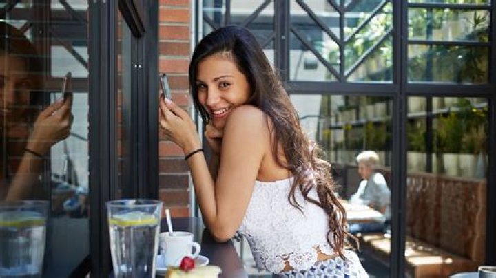 5 Texting Habits That Prove They're Attracted to You, Dating Coach Says