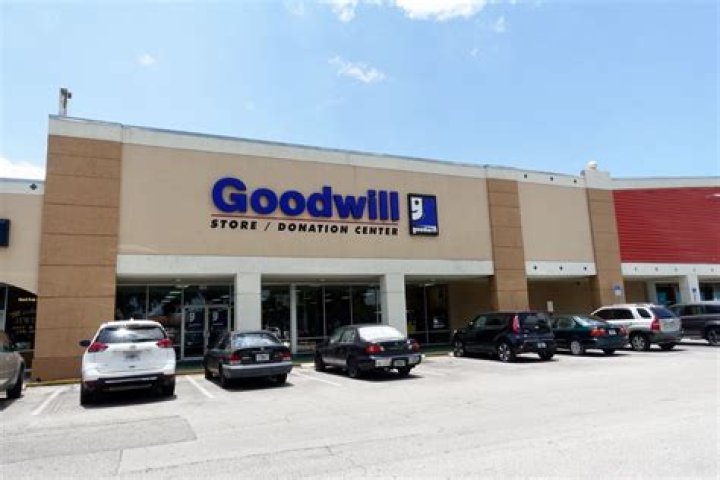 5 Warnings to Shoppers From Ex-Goodwill Employees