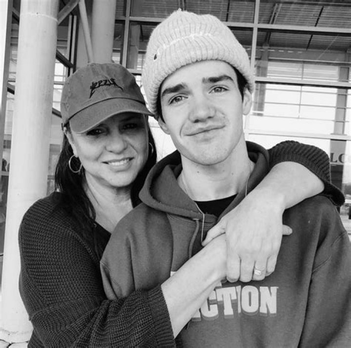 Aaron Carpenter Height, Weight, Age, Girlfriend, Family, Facts, Biography