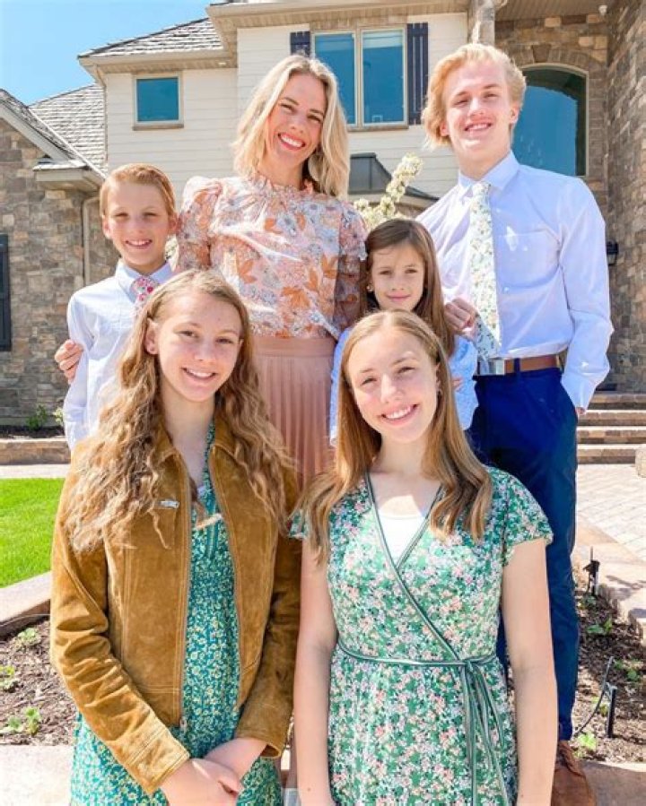 Abigail Hawk is married to her husband Bryan. Know her children and net worth