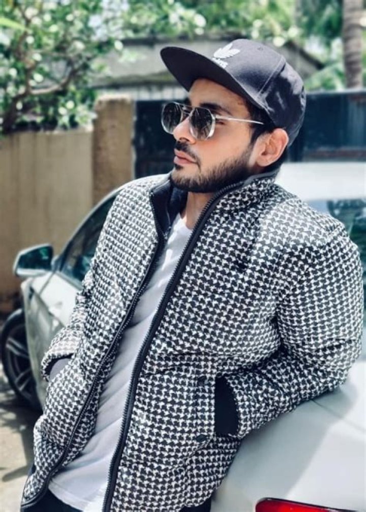 Adnan Khan Height, Weight, Age, Girlfriends, Biography, Facts