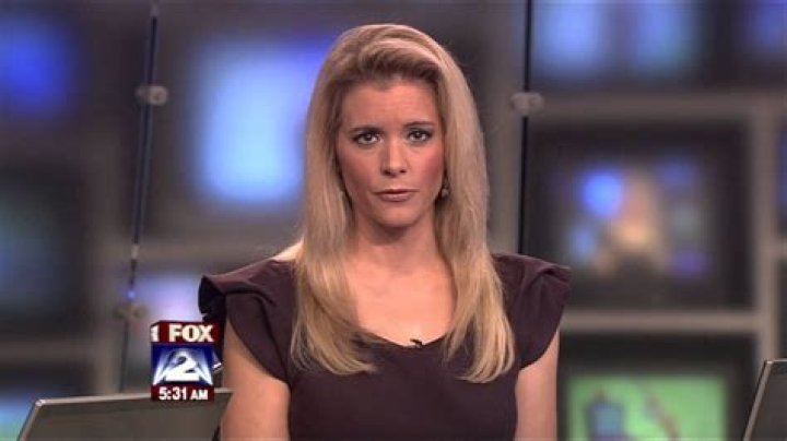 Amy Andrews is currently working with the FOX Network as an anchor and has collected a net worth of around $1 million.