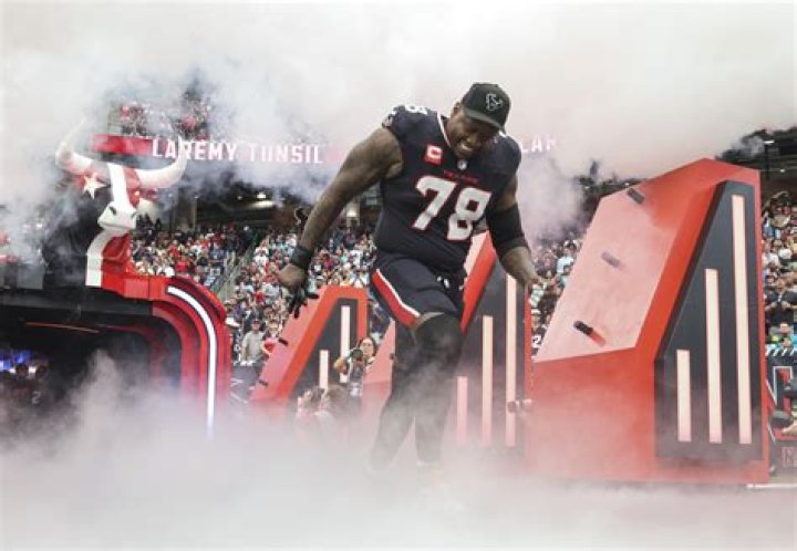 An Inappropriate Tweet Cost Laremy Tunsil $8-13 Million At The NFL Draft