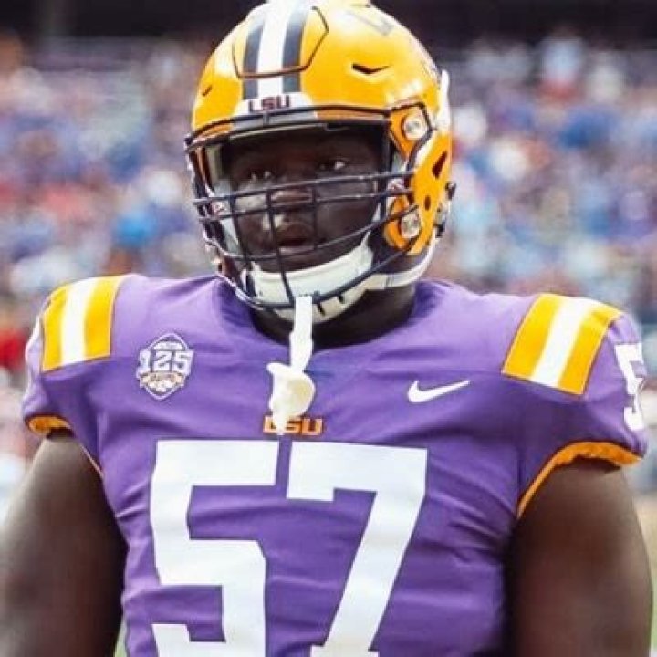 Chasen Hines Age, Parents, Height, NFL Draft, Career, LSU Stats, Girlfriend, Salary, Net Worth, Twitter, and Instagram
