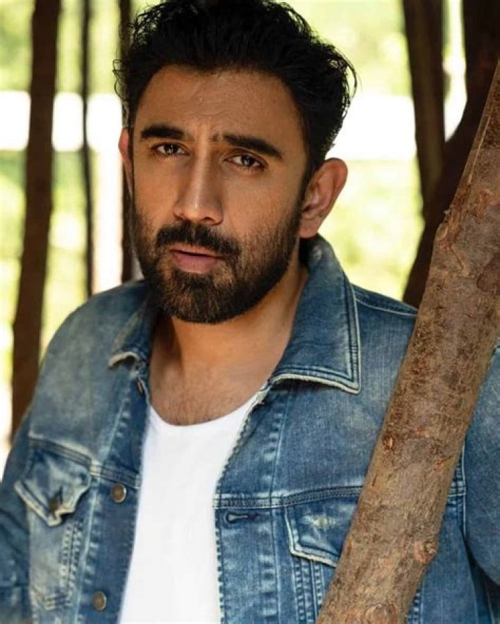 Dani Rovira - Bio, Age, height, Wiki, Facts and Family