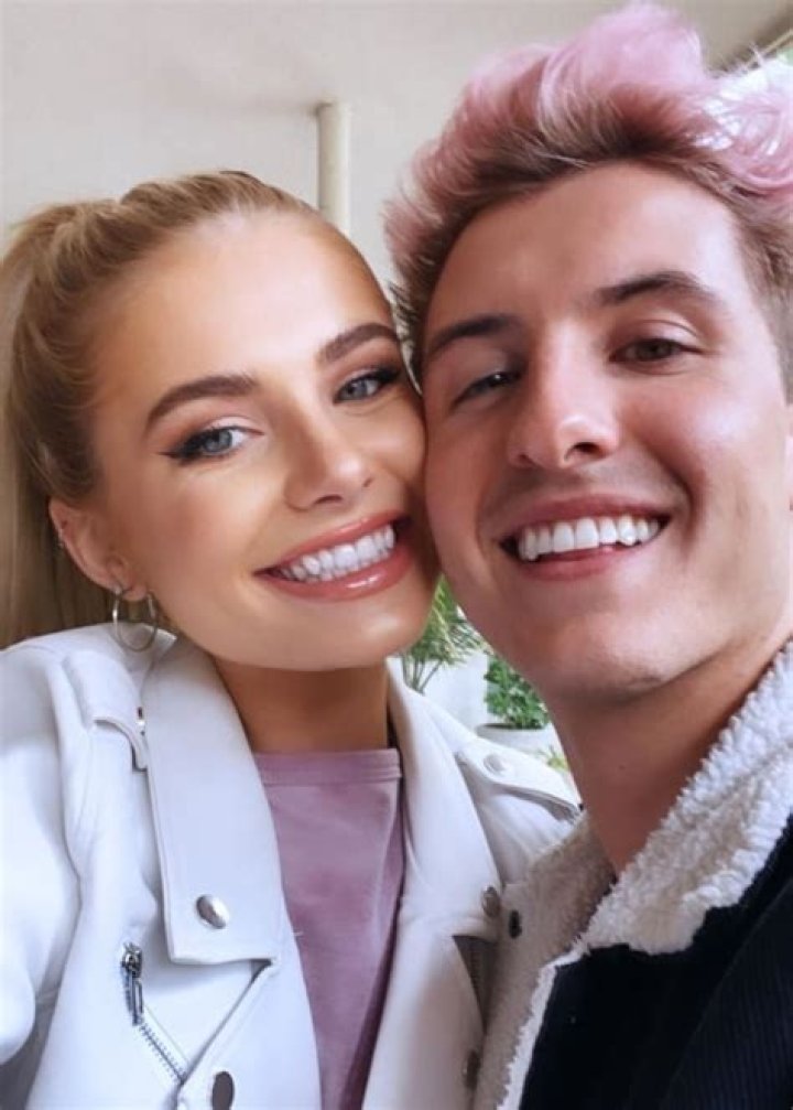 Demi Burnett Height, Weight, Age, Boyfriend, Family, Facts, Biography