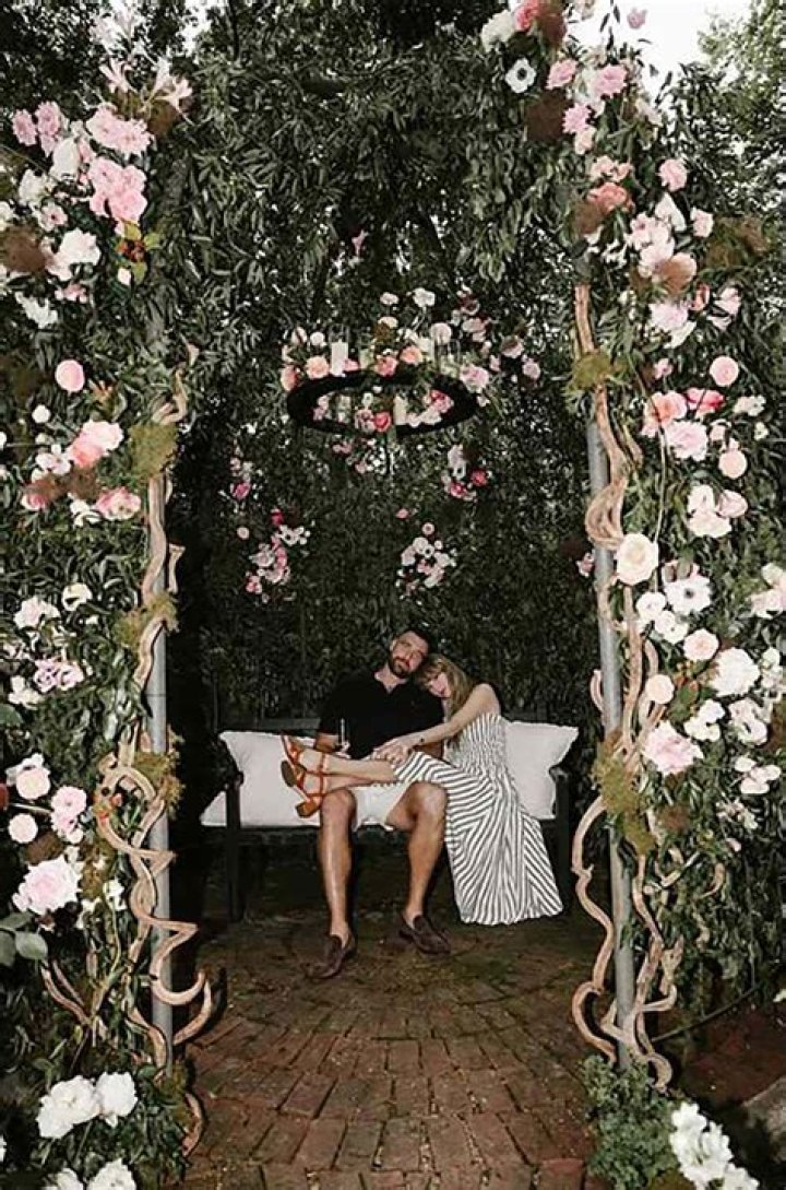 Does She Have A Husband? Is She Engaged?