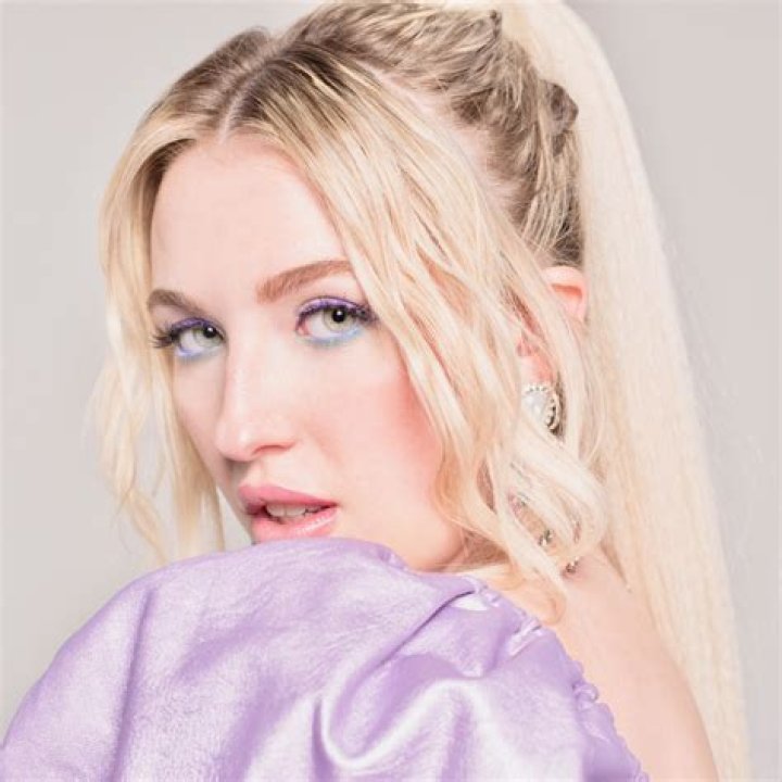 Elli Moore Has the Worst Mukbang ever in New Music Video for “Stomach” (Premiere) – Celeb Secrets