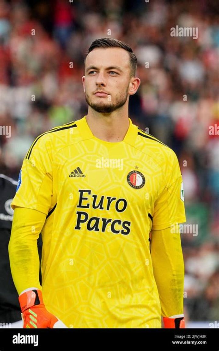Feyenoord's Goalkeeper Justin Bijlow's Wife, Salary, Net Worth, Instagram, Wiki, Stats, FIFA 22, Parents, Height
