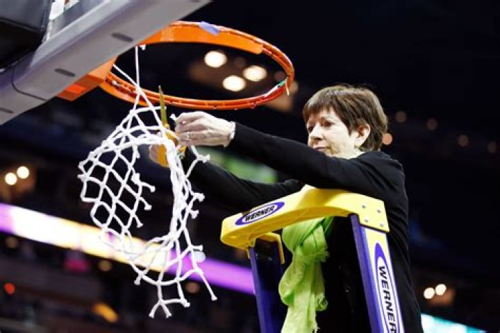 Former Notre Dome Coach Muffet McGraw Salary and Earnings; Who is her Husband? (Bio, Age, Family, Contract)