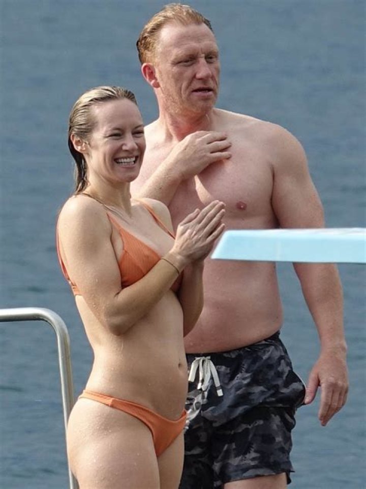 ‘Grey’s Anatomy’s Kevin McKidd & Danielle Savre Make Out In Lake Como – Hollywood Life