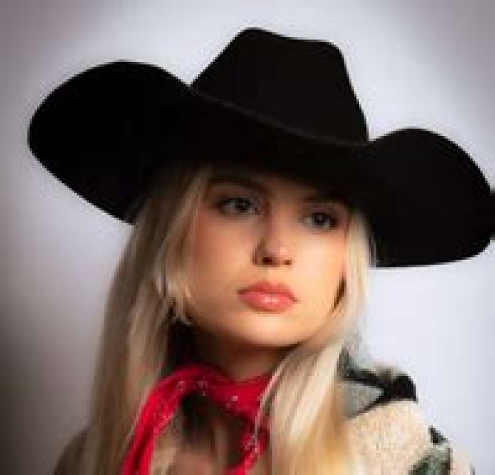 Hire Zandi Holup for a Corporate Event or Performance Booking.