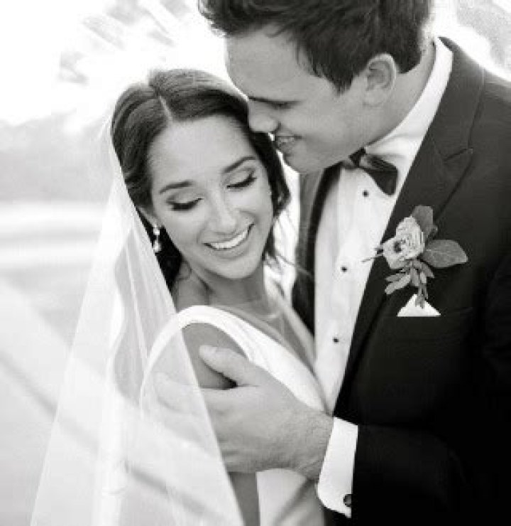 Hunter Henry Salary and Net worth; Is he Married? (Wife, Children, Family)