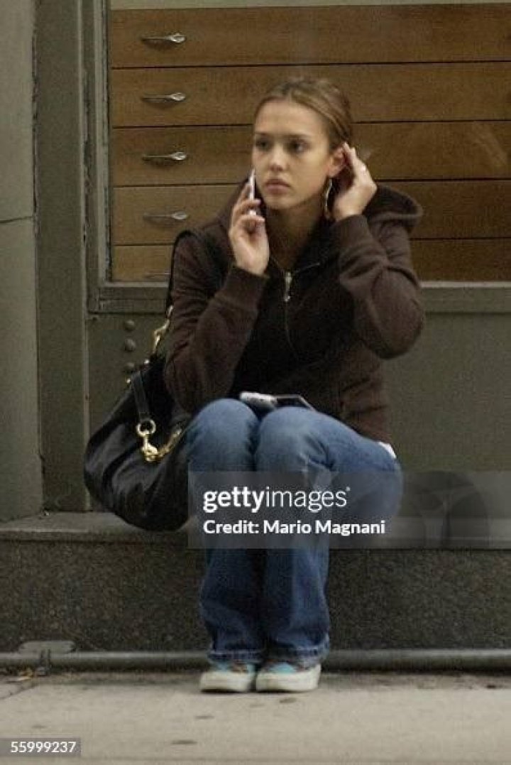 Is Jessica Alba Left-Handed?