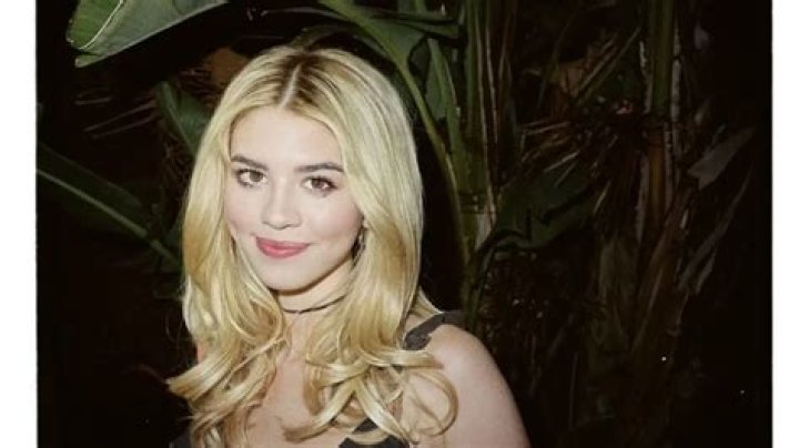 Is Leia Gay In That 90S Show? Viewers Think She Might Come Out As Lesbian!