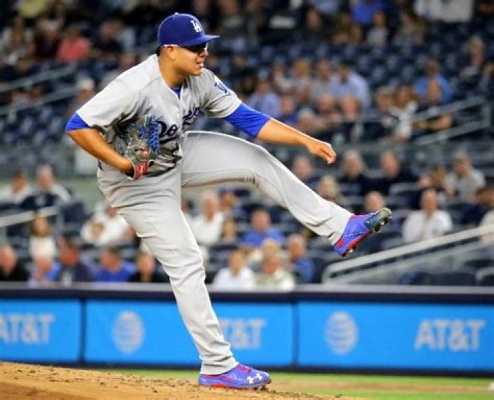 Julio Urías Height, Weight, Age, Girlfriend, Family, Biography, Facts