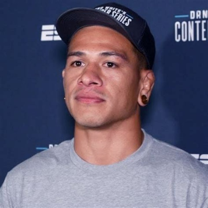 Maki Pitolo UFC Earning and Salary Purse per Fight; Who is his Wife? (Age, Family, Stats)