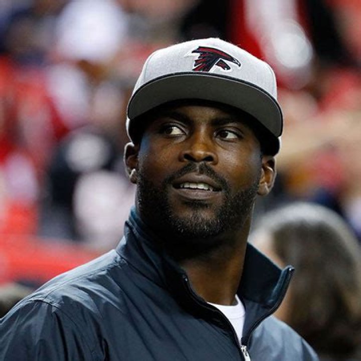 Michael Vick Biography- NFL player, Salary, Contract, Stats, Net worth, Earnings, Married, Divorce, Wife, Girlfriend, Children, Age, Height, Family