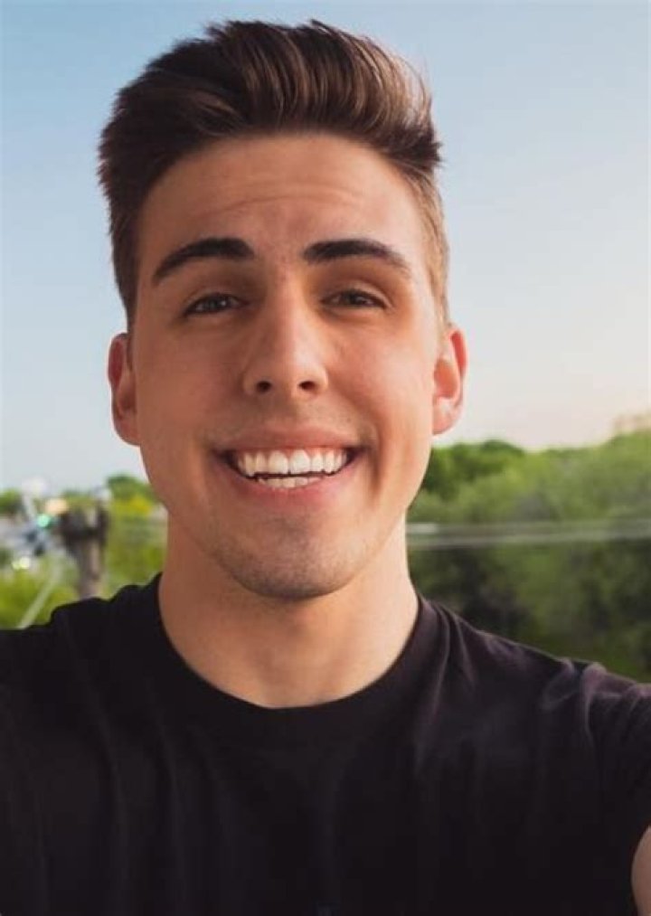 NoBoom Height, Weight, Age, Body Statistics