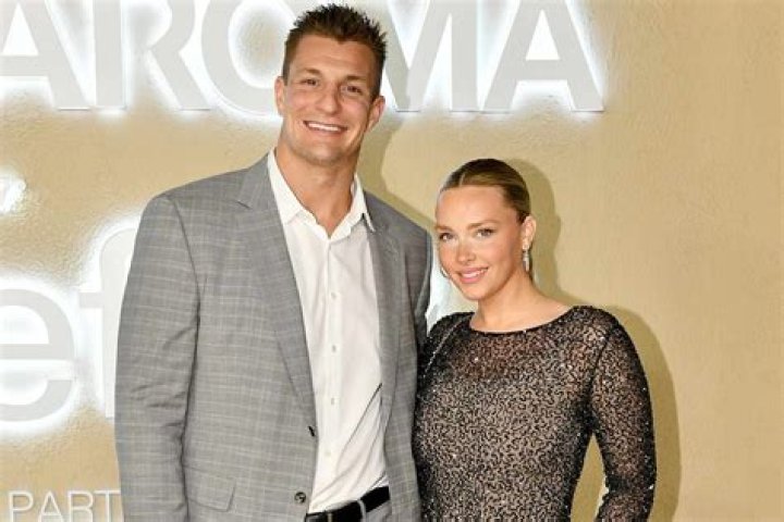 Rob Gronkowski's girlfriend Camille Kostek Biography- Model, Salary, Net worth, Earnings, Married, Relationship, Affair, Dating, Age, Height, Family, Career, Boyfriend, Properties