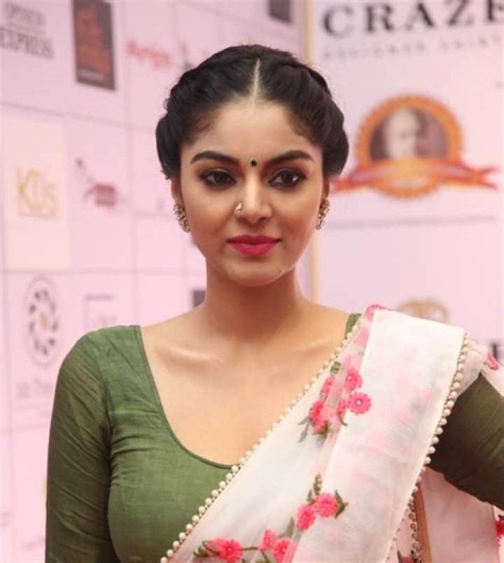 Sanam Shetty Height, Weight, Age, Body Statistics