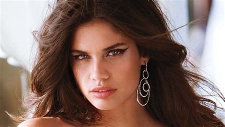 Sara Sampaio Height, Weight, Age, Boyfriend, Family, Facts, Biography