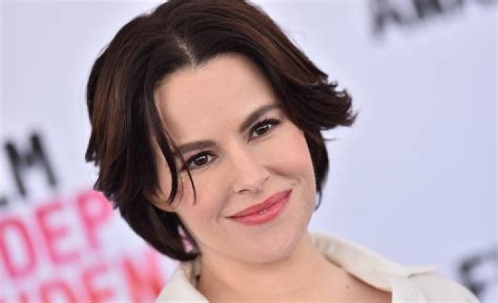 “Schitt’s Creek” Star Slammed for Amber Heard & Johnny Depp Costume