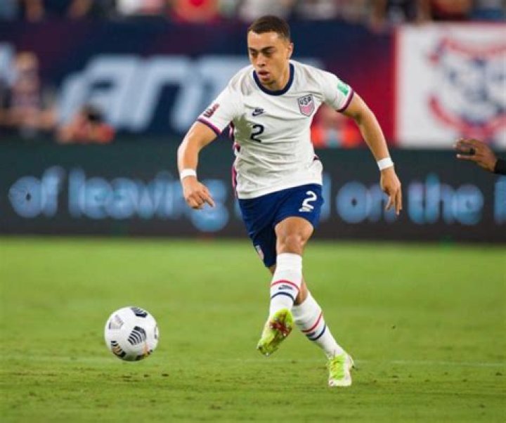 The retired American professional footballer, Dan Kennedy is married to Stephanie Kennedy and has a net worth of $1 million.