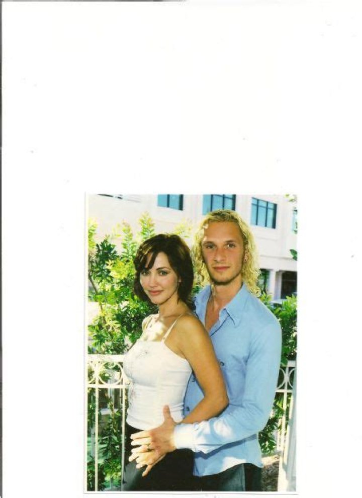 Who is Bobbie Phillips Dating Now?