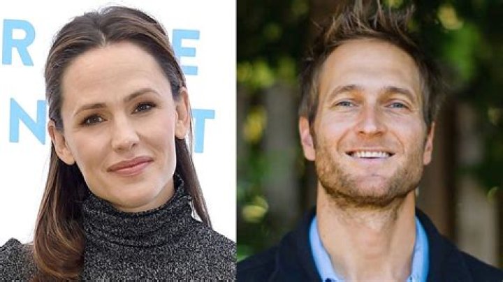 Who is Jennifer Garner Dating Now?
