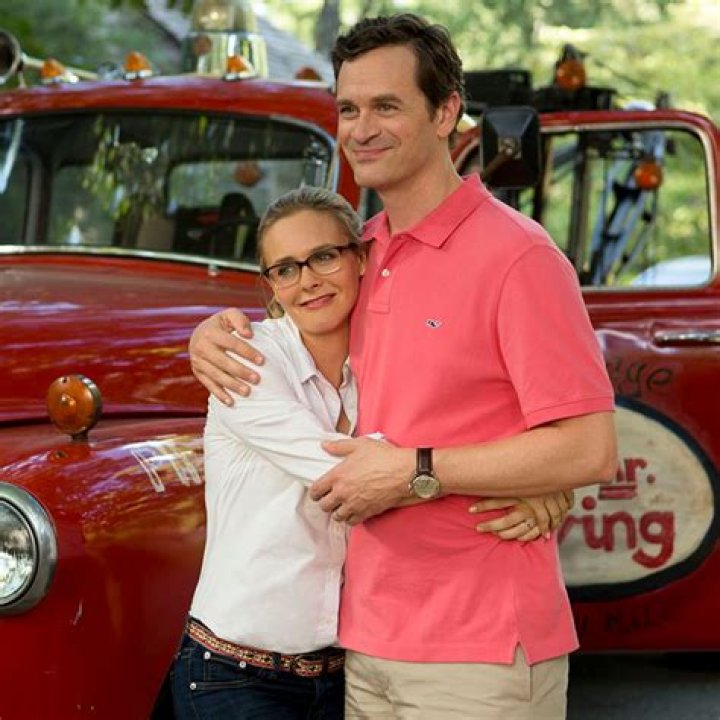 Who is Tom Everett Scott Dating Now?