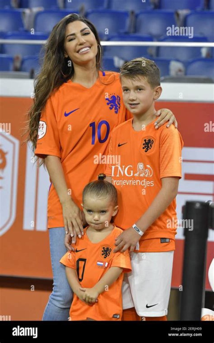 Who is Yolanthe Sneijder-cabau Dating Now?