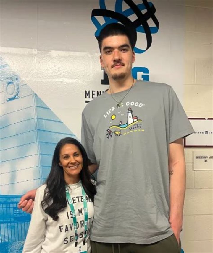 Zach Edey Projected Salary and Net worth (Bio, Age, Family, Girlfriend, Career Stats, Height, Weight)